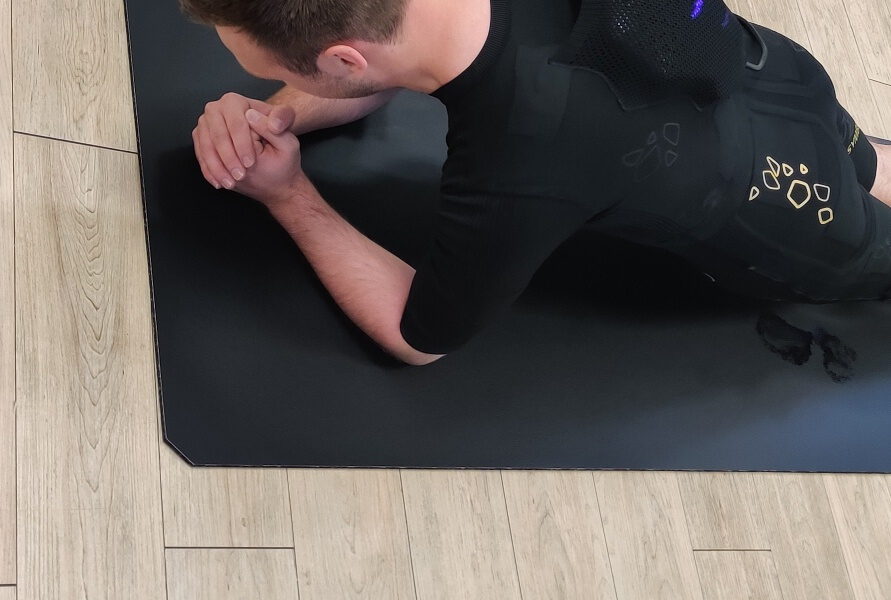 Mann beim EMS-Training