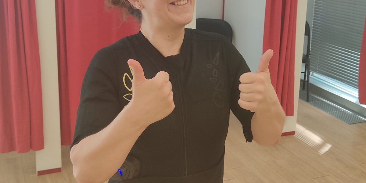 Frau beim EMS-Training wegen Rückenschmerzen