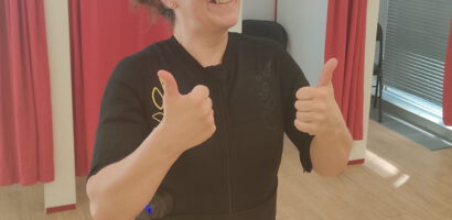 Frau beim EMS-Training wegen Rückenschmerzen