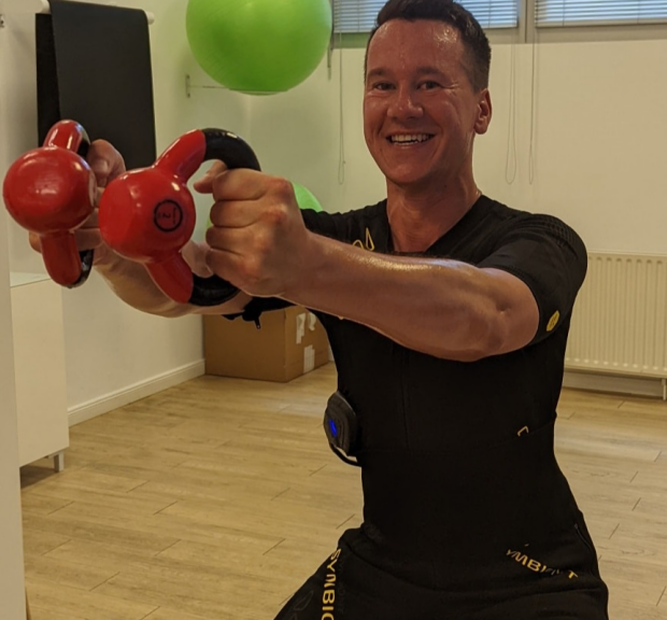 Mann beim Muskelaufbau mit EMS-Training