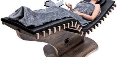 Person liegt auf einer EMS-Rückenliege in Hamburg zur Stärkung der Rückenmuskulatur